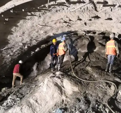 柳南隧道拱顶带模注浆料，微膨胀注浆料的特点及施工工艺